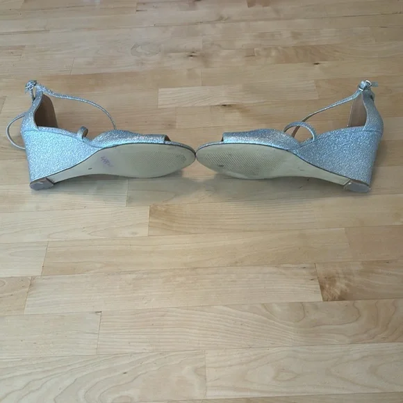 Badgley Mischka Wedge Sandal/Heel size 8 silver - Picture 5 of 5